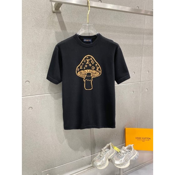 Louis Vuitton embossed jacquard knit crew neck short-sleeve T-shirt, classic design with heavy-duty three-dimensional inlay work that exudes a fashionable and sophisticated feel.